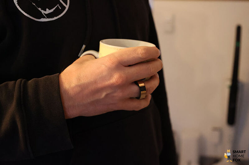 Man sieht den Circular Ring am Finger.